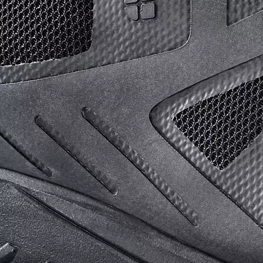 **Synthetic Mesh for Splash Protection** shields your feet from moisture while staying lightweight.