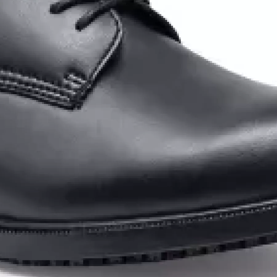 **Wasserabweisendes Obermaterial aus Leder** hält Ihre Füße trocken und komfortabel, damit Sie sich auf Ihre Arbeit konzentrieren können, ohne sich Gedanken über durchnässte Schuhe machen zu müssen.