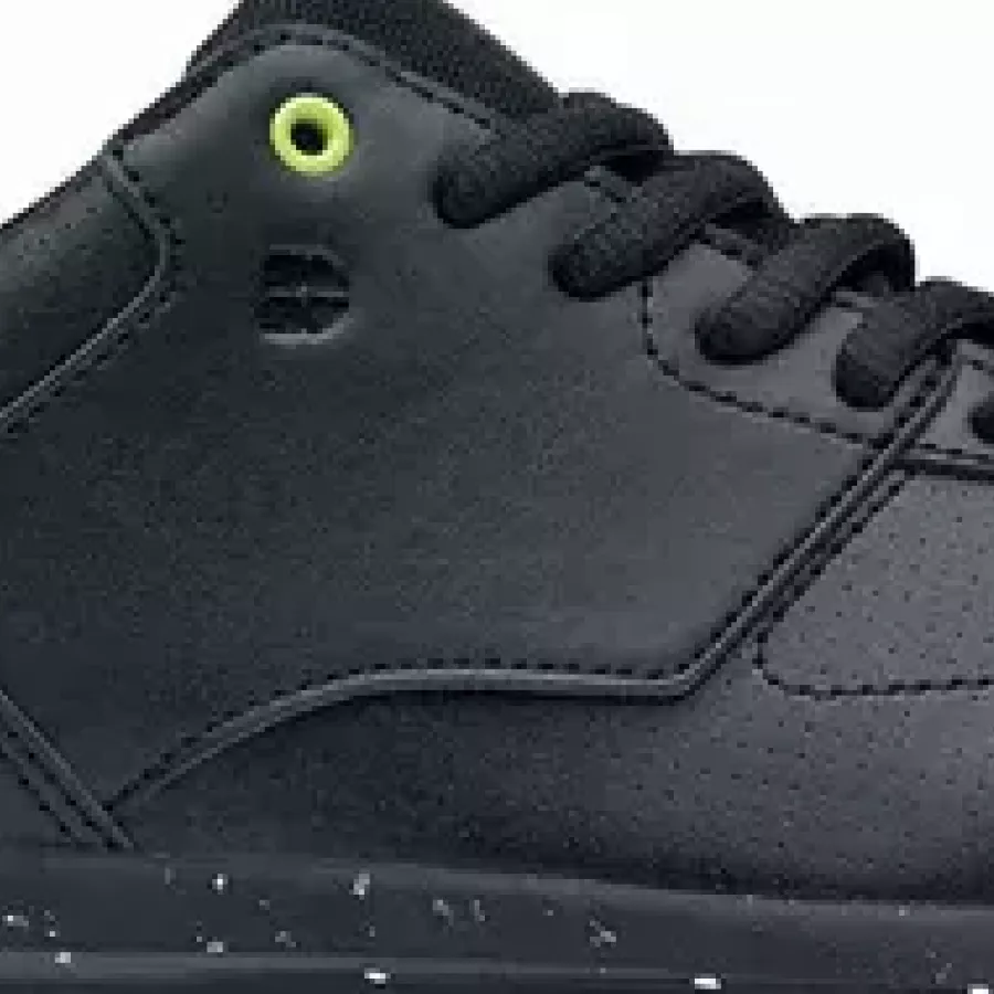 **Futter aus recyceltem Polyester** umgibt Ihre Füße mit weichem, umweltbewusstem Komfort.