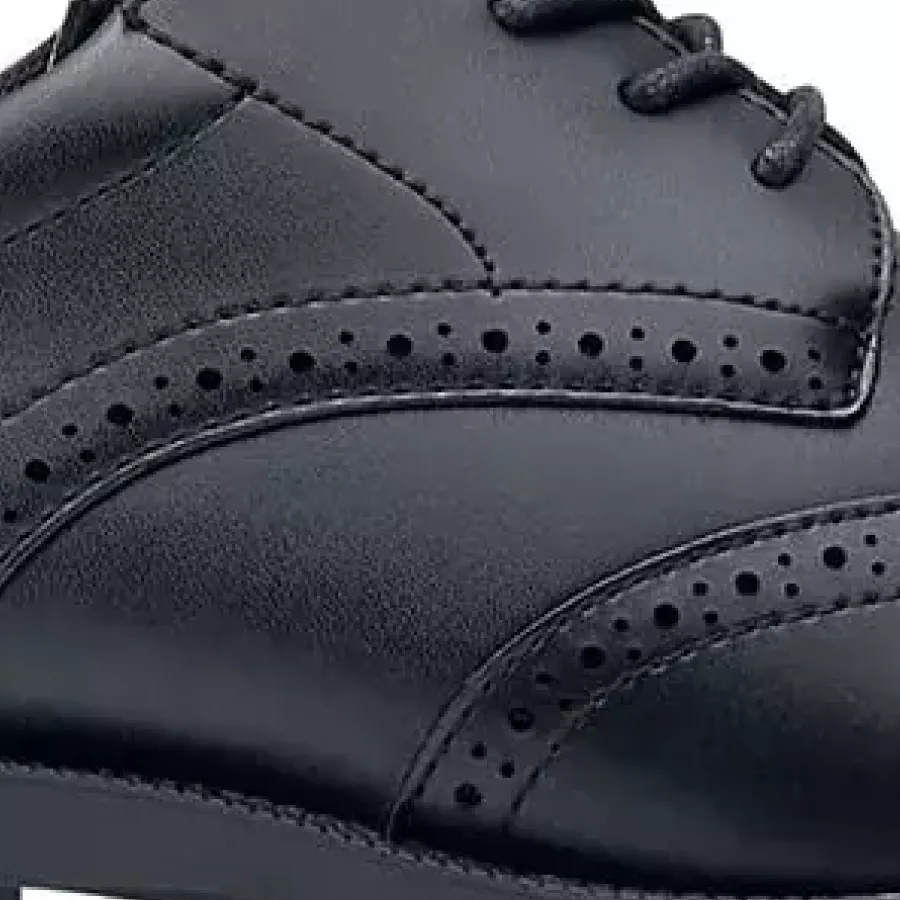 **Futter aus recyceltem Polyester** sorgt für ein weiches, atmungsaktives Tragegefühl im Schuh und lässt Sie sich mit einer verantwortungsvolleren Wahl sicher bewegen.