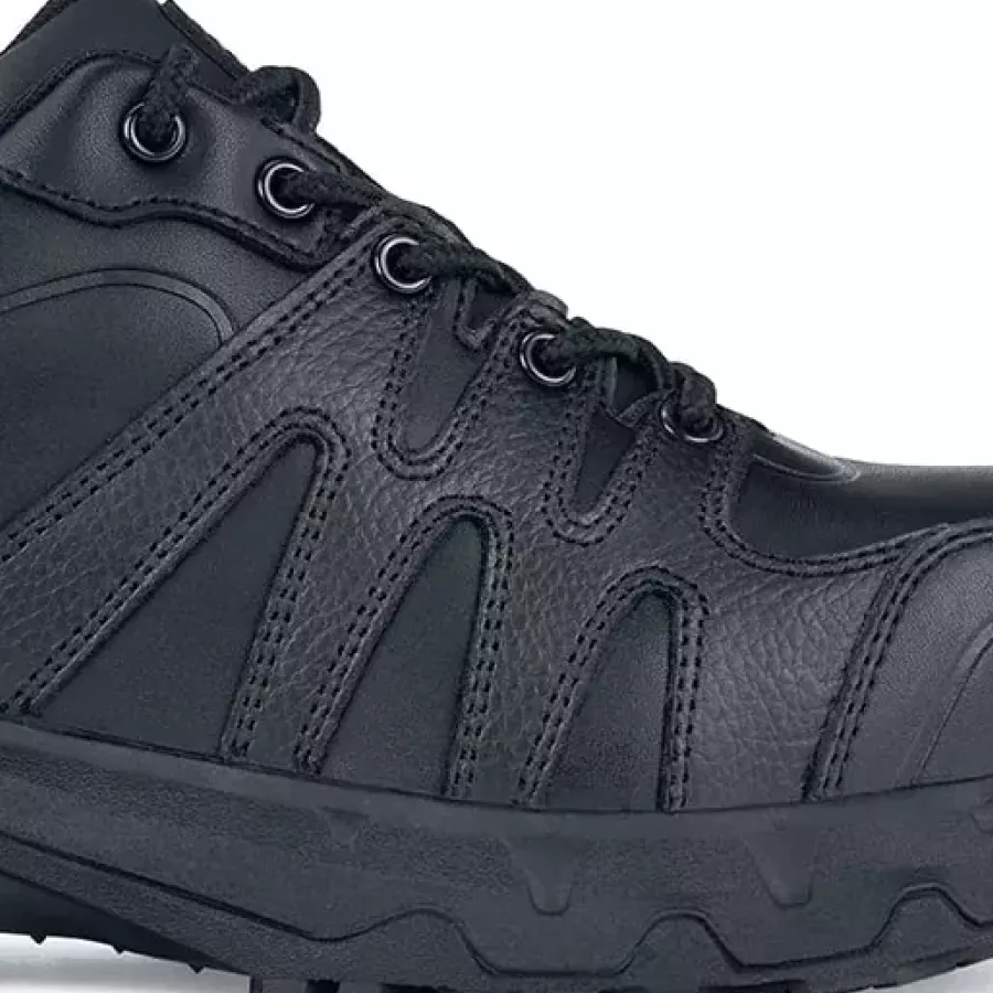 **Wasserdichtes Material** hält Ihre Füße trocken und sicher unter allen Bedingungen.