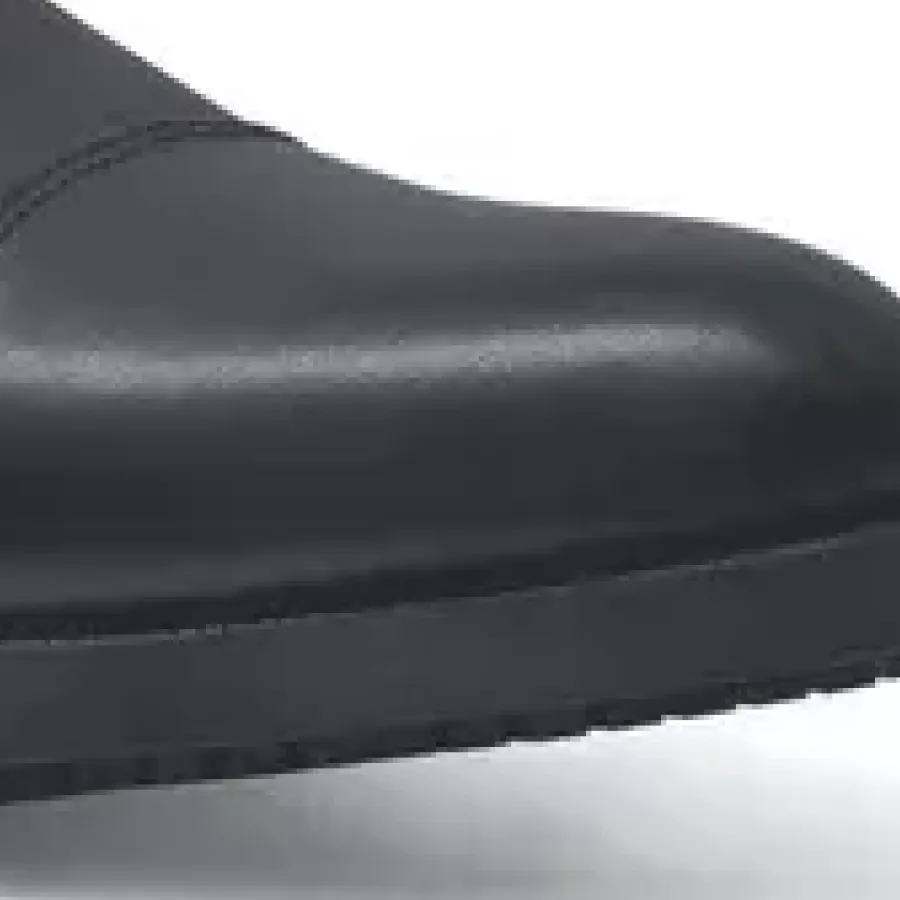 **Wasserabweisendes Obermaterial** hält Ihre Füße auch an langen Tagen und bei unerwarteten Spritzern trocken und gepflegt.