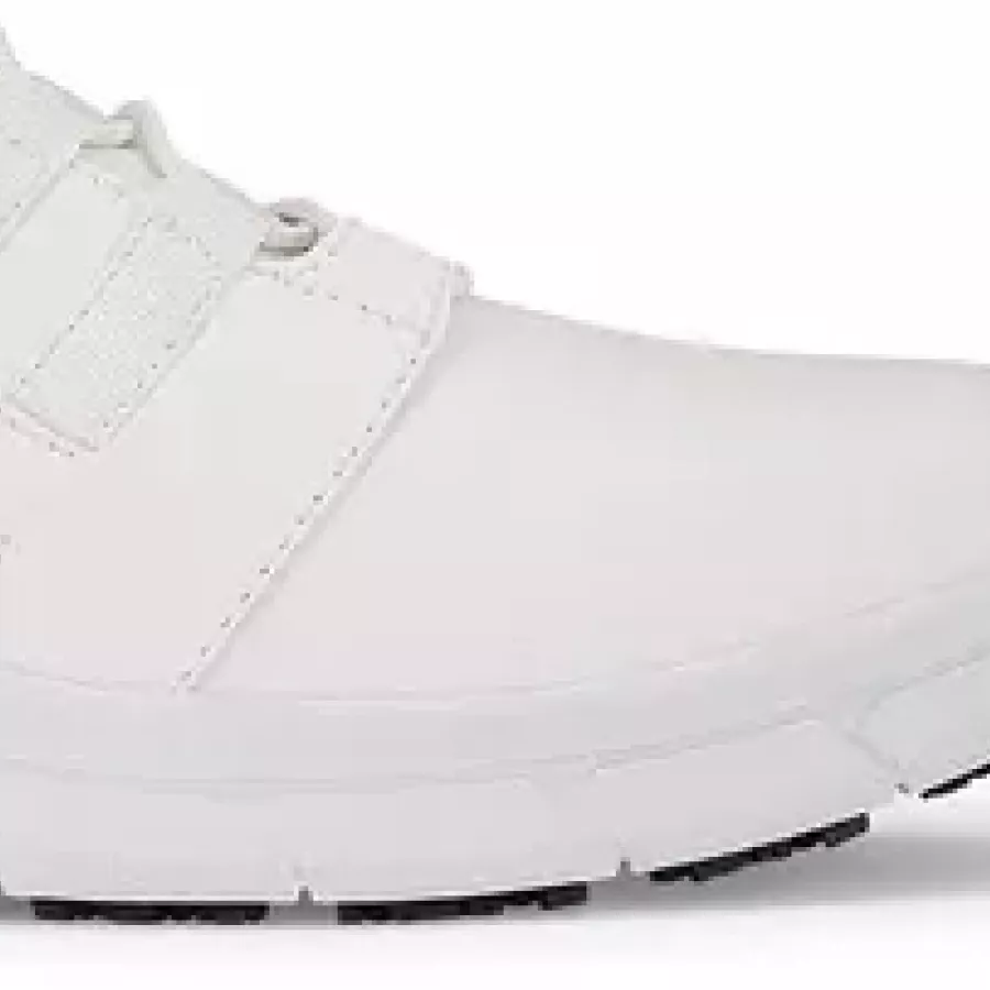 **Synthetisches Obermaterial** bietet ein elegantes, professionelles Finish, das Form und Komfort auch an anspruchsvollen Tagen behält.