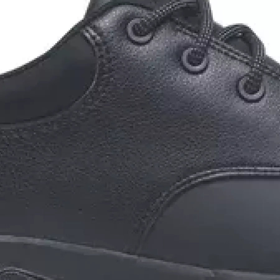 **Futter aus recyceltem Polyester** umschließt Ihre Füße mit weichem, atmungsaktivem Komfort und unterstützt gleichzeitig die Nachhaltigkeit.