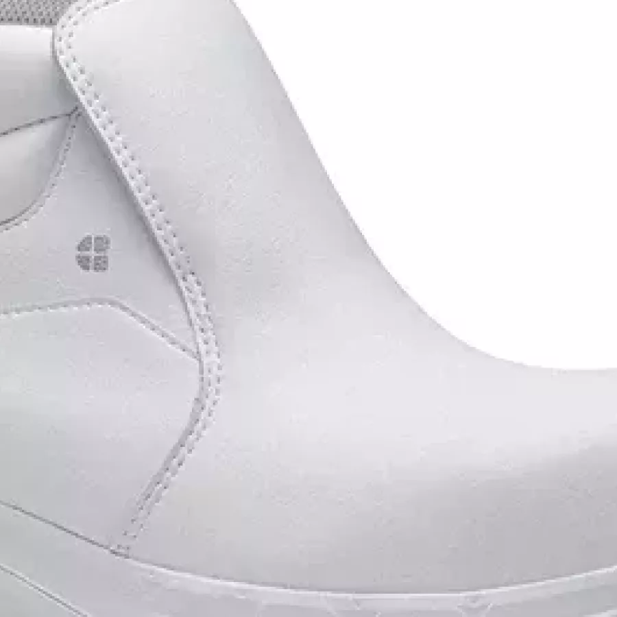 **Wasserbeständigkeit** hilft dabei, dass sich Ihre Füße trocken und frisch anfühlen, wenn etwas verschüttet wird oder Spritzer auftreten.