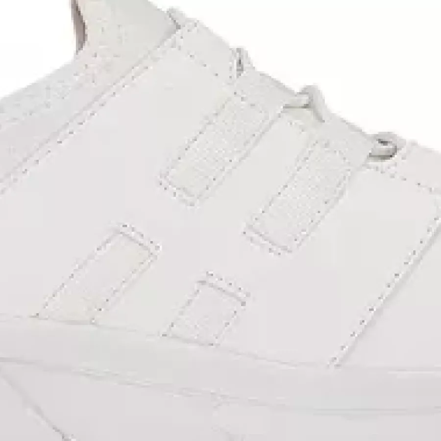 **Futter aus recyceltem Polyester** sorgt für ein weiches, atmungsaktives Innenleben, das Ihre Füße angenehm und frisch hält.