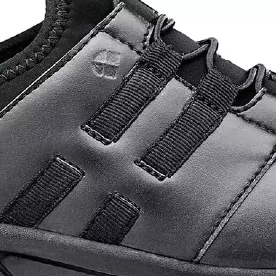 **Futter aus recyceltem Polyester** sorgt für ein weiches, atmungsaktives Innenleben, das Ihre Füße angenehm und frisch hält.