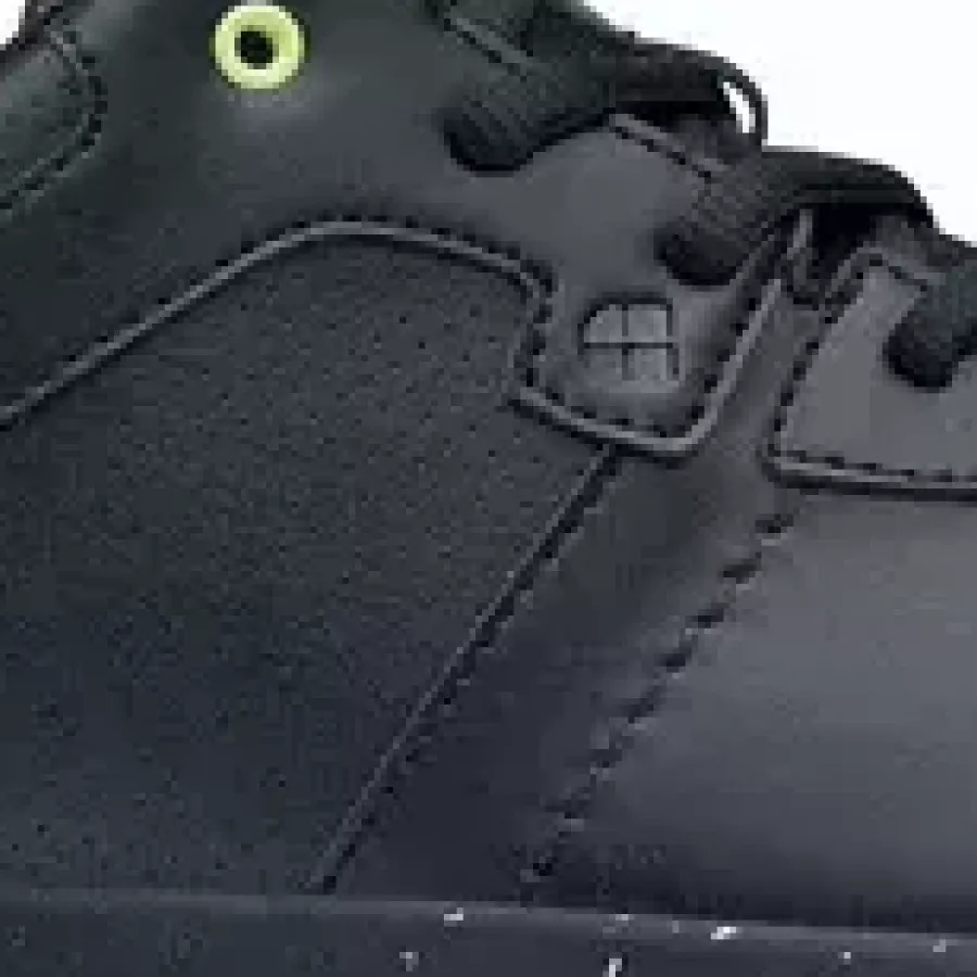 **Futter aus recyceltem Polyester** fühlt sich weich am Fuß an und unterstützt eine nachhaltigere Wahl.