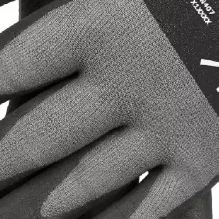 **Antimikrobielle Behandlung** hilft, die Handschuhe länger frisch zu halten, und unterstützt den Tragekomfort bei längerem Tragen.