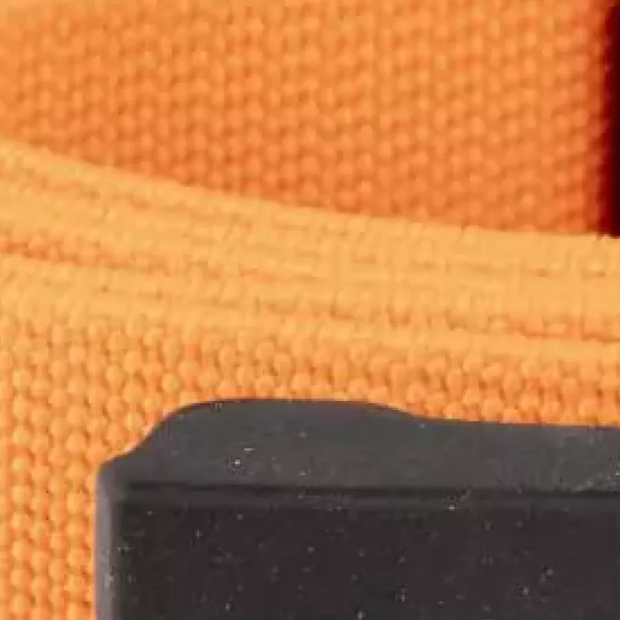 Flexibles und strapazierfähiges Material dehnt sich und macht jede Bewegung mit, während es dem täglichen Verschleiß standhält.