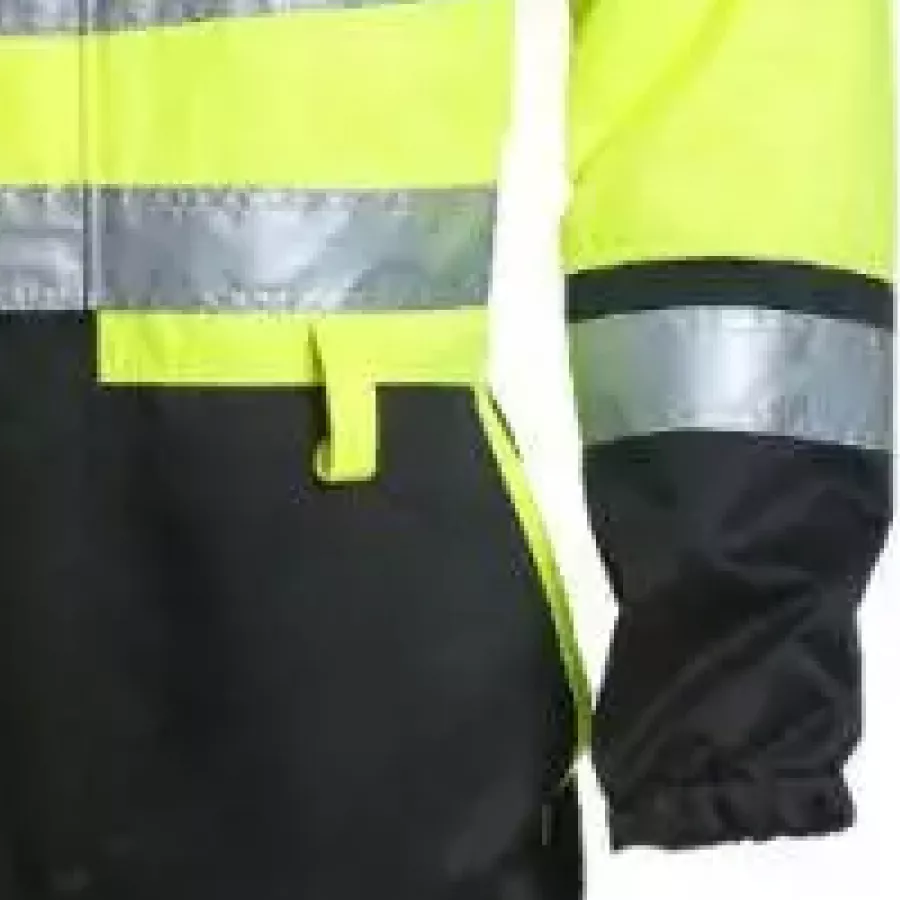 **Elastic Band Cuffs** seal in warmth and keep the trousers securely in place while you move.