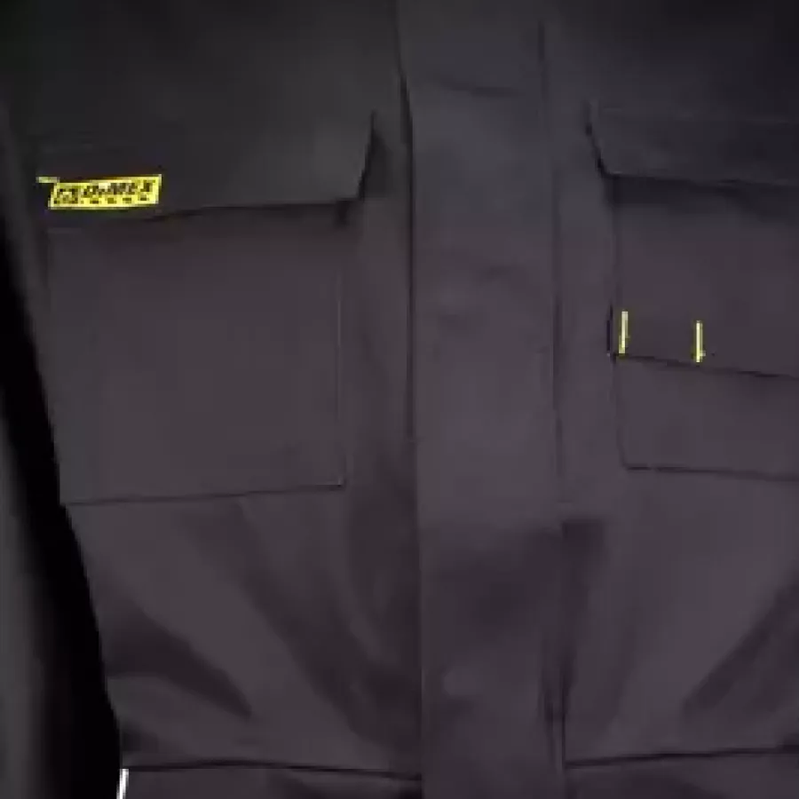 **Flammhemmendes Material** schützt Sie vor Funken und Hitze, damit Sie sicher arbeiten können.