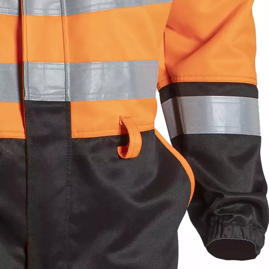 **Elastische Bündchen** schließen Wärme ein und halten die Hose sicher an ihrem Platz, während Sie sich bewegen.