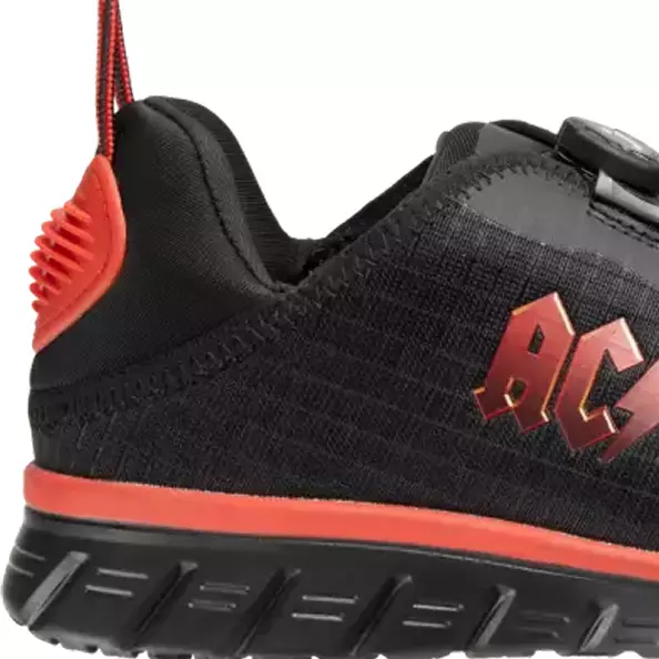 Easily and quickly put on your shoes with the convenient **back pull-tab**. This small but functional detail allows you to pull the shoe onto your foot with minimal effort, saving time and frustration at the start and end of your workday.