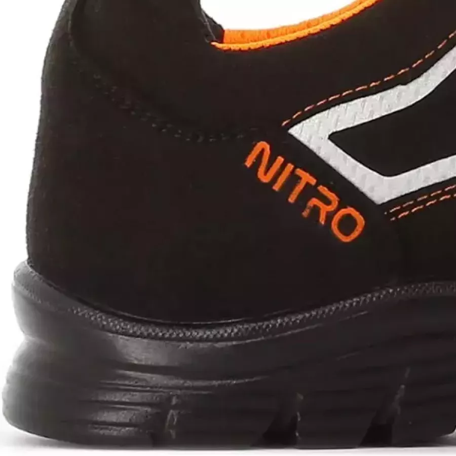 **Durchtrittsicherheit** schützt Ihre Sohlen vor spitzen Gefahren von unten, damit Sie auf unterschiedlichsten Untergründen sicher auftreten können.