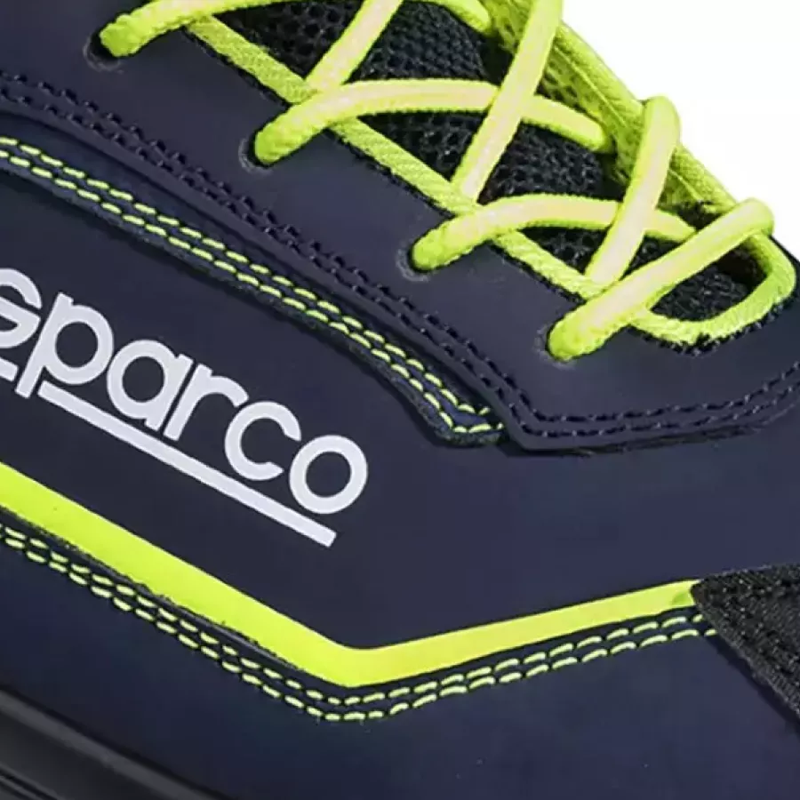 **Atmungsaktives Textilfutter** fördert die Luftzirkulation im Schuh, um Ihre Füße während langer Schichten frisch zu halten.