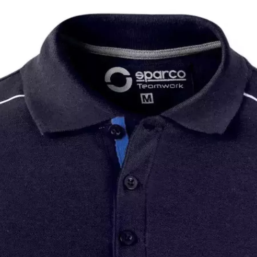 Der **Oxford-Kragen** verleiht einen edlen, strukturierten Look, mit dem Sie den ganzen Tag über selbstbewusst und gepflegt bleiben.