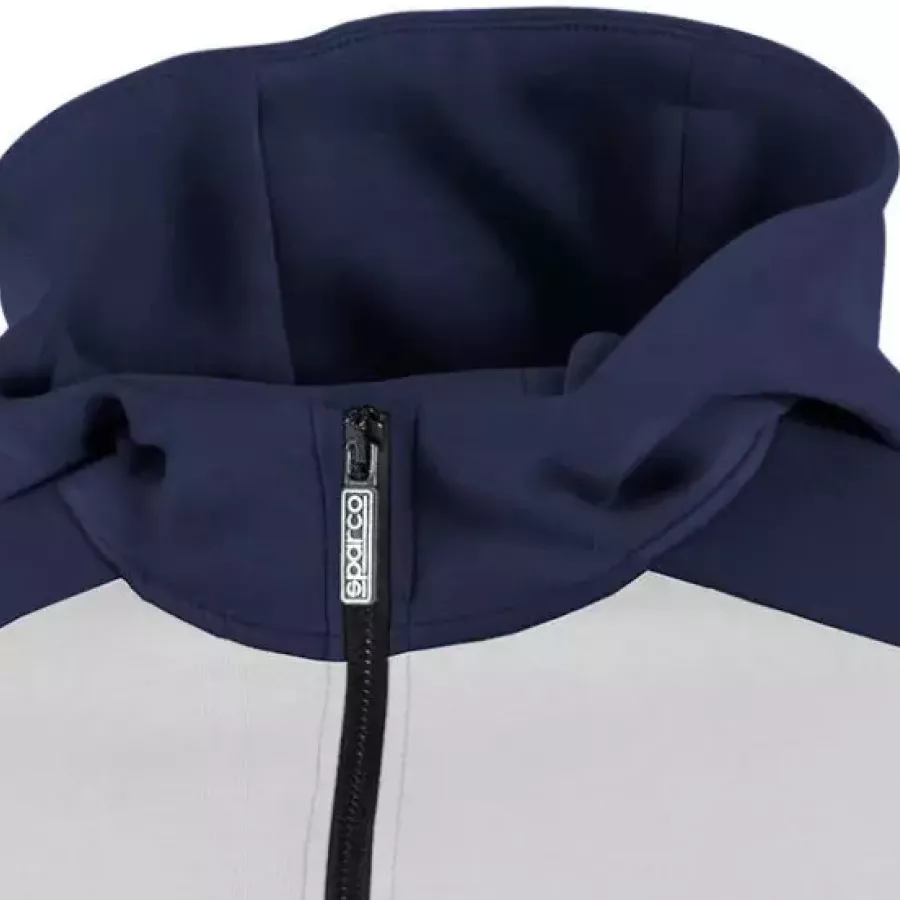 **Kapuzen-Design** hüllt Sie in wohlige Wärme und wappnet Sie für jedes Wetter.