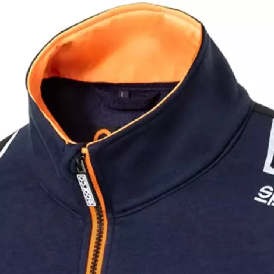 Der **Stehkragen** bietet eine elegante, schützende Passform, die die Wärme am Körper hält und für einen gepflegten Look sorgt.