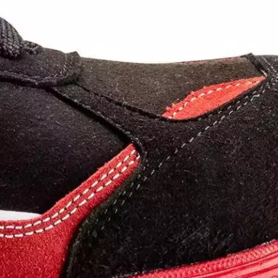 **Water-Repellent Construction** keeps your feet dry and focused so you can tackle wet conditions without distraction.