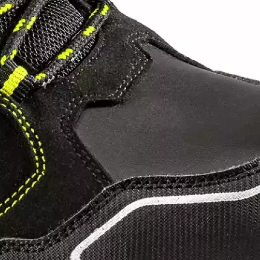 **Wasserabweisendes Obermaterial** schützt Ihre Füße vor Feuchtigkeit, damit Sie bei jedem Wetter trocken bleiben und sich wohlfühlen.