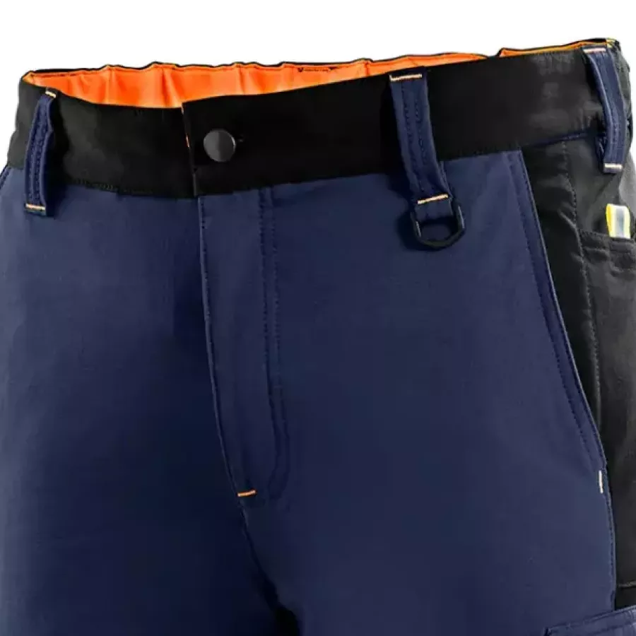 **Elastischer Bund** passt sich bequem Ihren Bewegungen an – für einen sicheren Sitz, der den ganzen Tag über bequem bleibt.