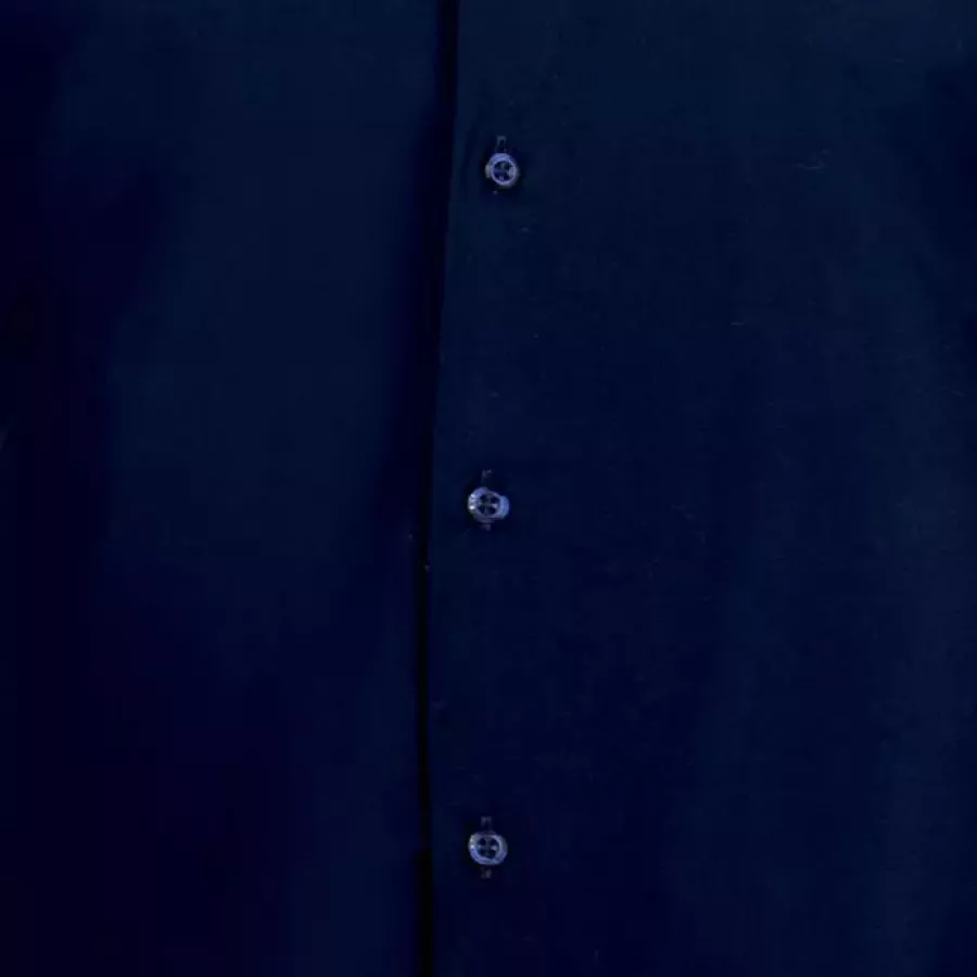 Der **Knopfverschluss** sorgt für einen einfachen, sicheren Sitz und bewahrt gleichzeitig ein gepflegtes, stilvolles Erscheinungsbild.