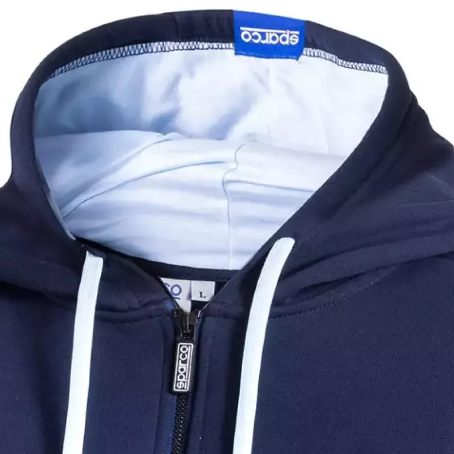 **Feste Kapuze** bietet beständigen Schutz und einen lässigen Look, der Sie in kühleren Momenten angenehm eingepackt hält.