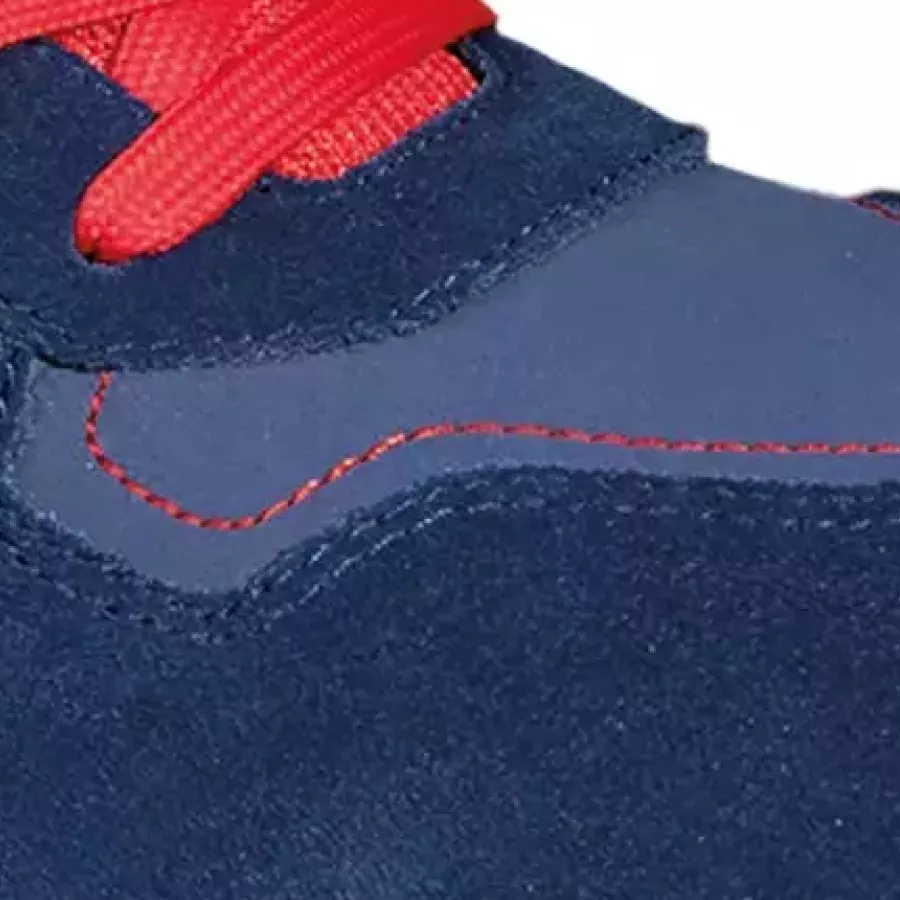 **Wasserabweisendes Obermaterial** hält Ihre Füße trocken und komfortabel, wenn Sie sich in feuchten oder nassen Bedingungen bewegen.