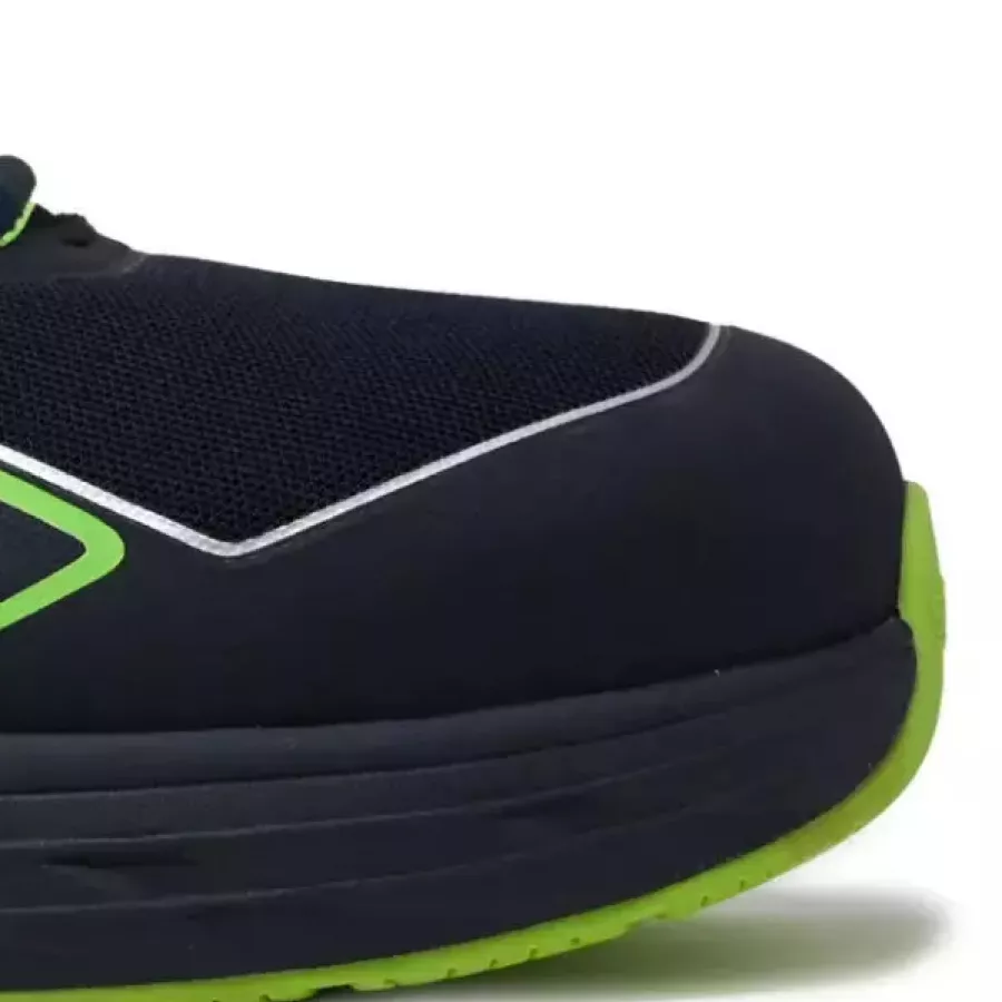 **Composite Toe Cap** keeps your feet protected while staying light and comfortable for long hours on the move.