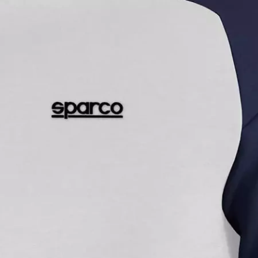 **Baumwoll-Polyester-Mischung** kombiniert weichen Komfort mit dauerhafter Haltbarkeit für den ganzen Tag.