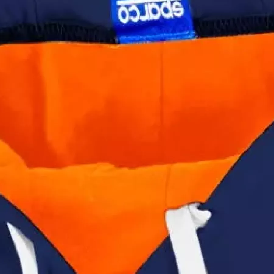 **Gebürstete Innenseite** hüllt Sie in weiche Wärme für ganztägigen Komfort und Entspannung.