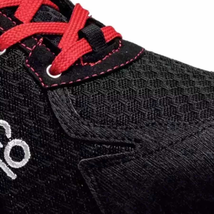 **Die durchtrittsichere Sohle** bietet zuverlässigen Schutz von unten, damit Sie auf jedem Untergrund sicher arbeiten können.