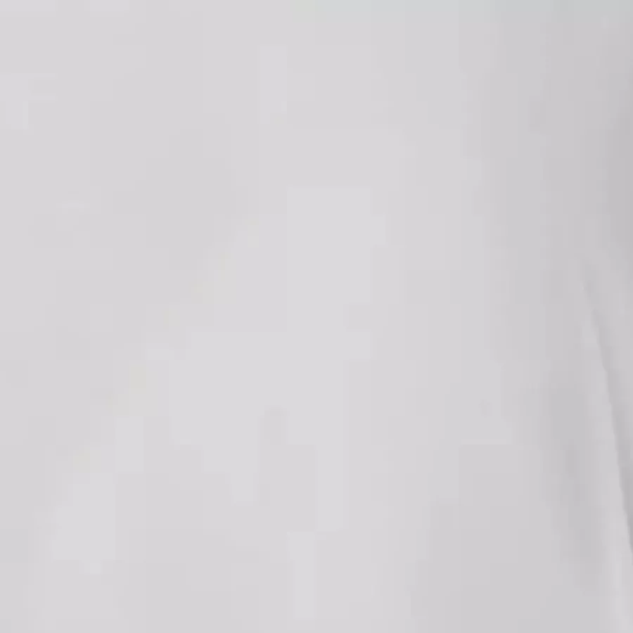 **100 % Baumwollstoff** fühlt sich natürlich weich und atmungsaktiv an und sorgt für Tragekomfort vom ersten bis zum letzten Tragen.