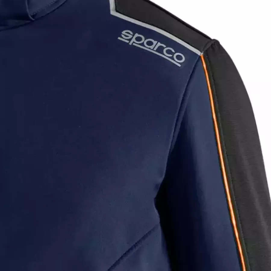 **Verstärkte Schultern und Ärmel** erhöhen die Haltbarkeit dort, wo sie am meisten benötigt wird, und halten die Jacke dauerhaft widerstandsfähig und zuverlässig.