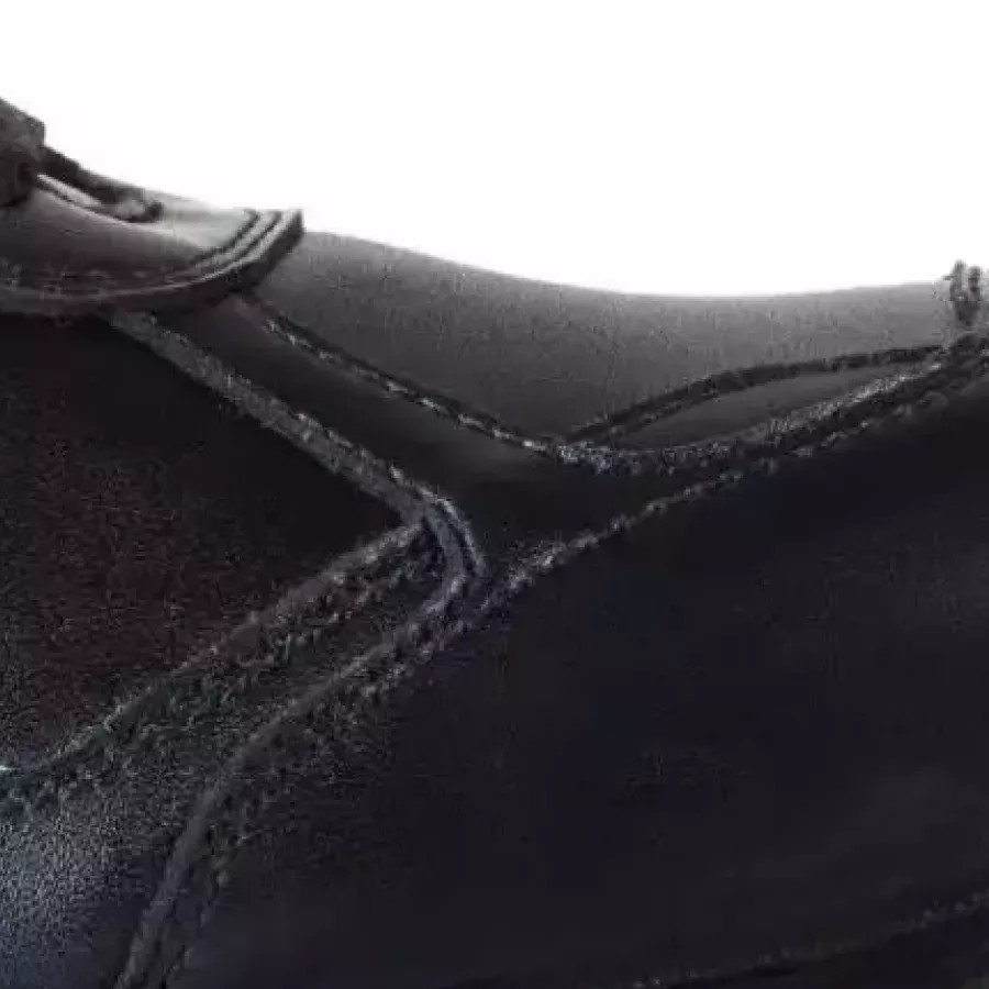 **Water-Repellent Construction** keeps your feet dry and focused so you can tackle wet conditions without distraction.