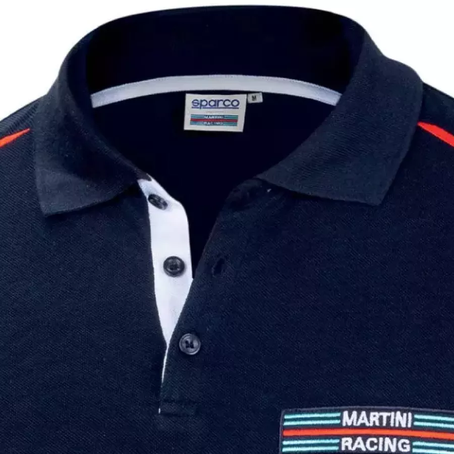 **Weicher Strick-Polokragen** bietet eine bequeme, klassische Passform, die für ein mühelos gepflegtes Aussehen sorgt.