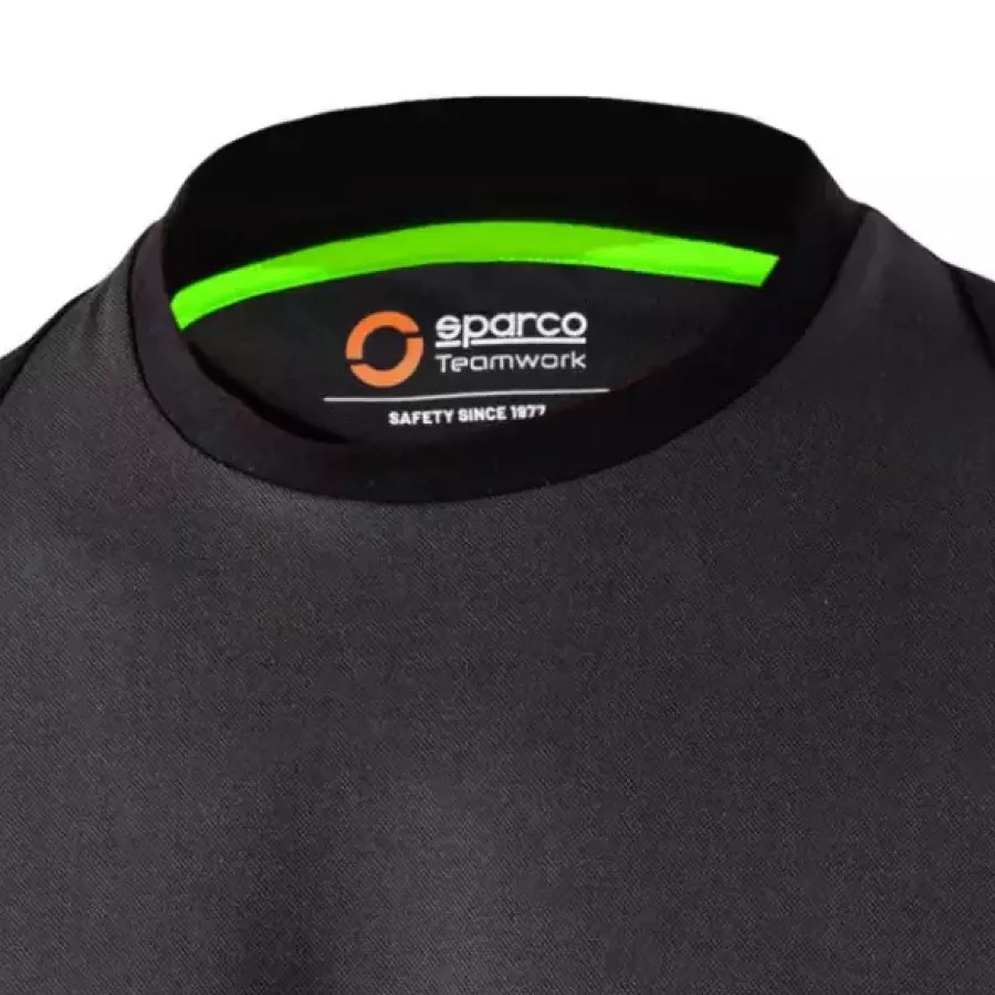 **Round Collar** delivers a clean, comfortable fit that feels easy and natural from the first wear to the last.