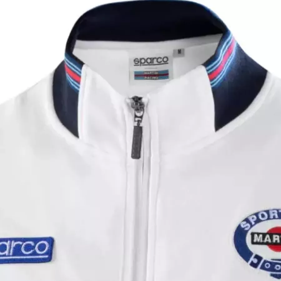 Der **Stehkragen** verleiht eine moderne Note und schützt Sie gleichzeitig angenehm vor kühler Luft.