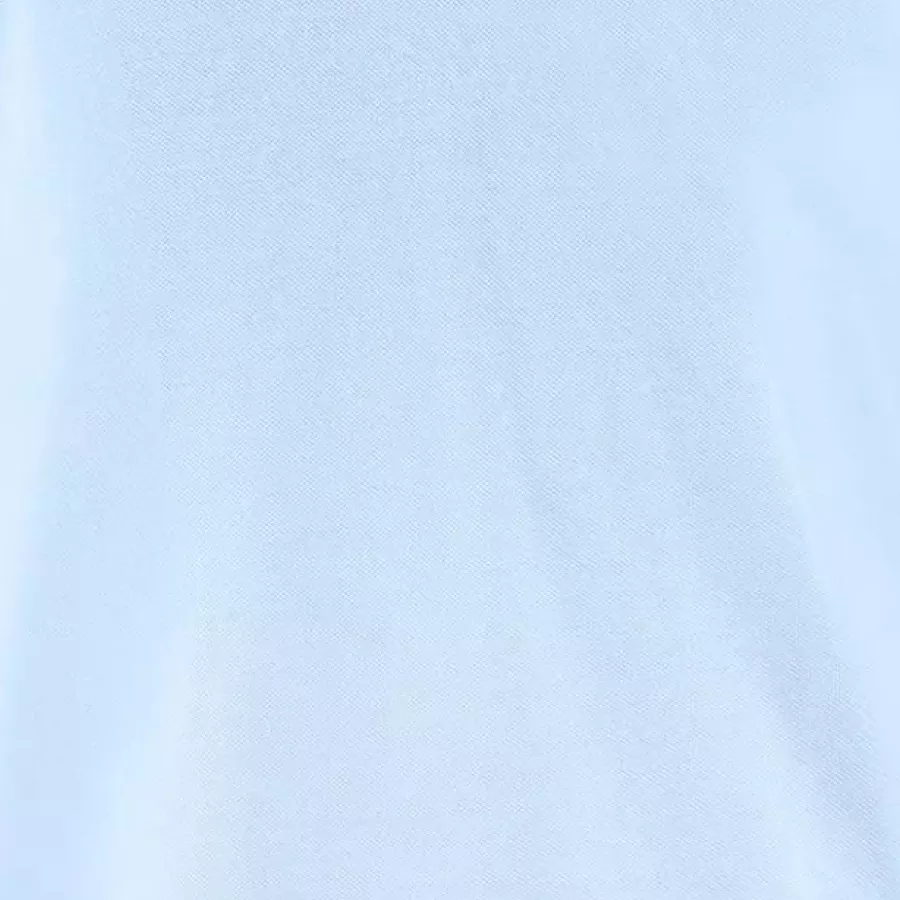 **Material aus 100 % Baumwolle** fühlt sich weich und atmungsaktiv auf der Haut an und sorgt für ganztägigen Komfort bei warmen Bedingungen.