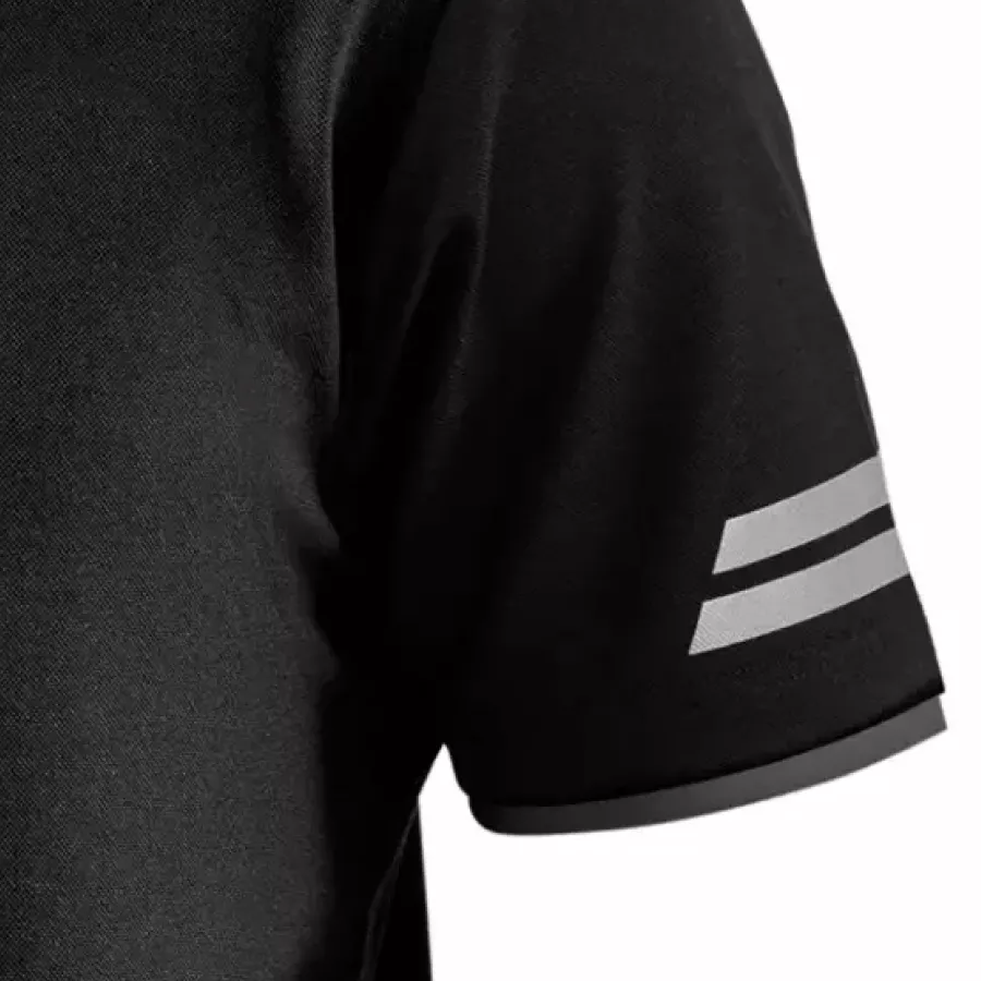 **Kurze Ärmel** ermöglichen uneingeschränkte Bewegungsfreiheit und atmungsaktiven Tragekomfort, damit Sie sich den ganzen Tag über frisch fühlen.