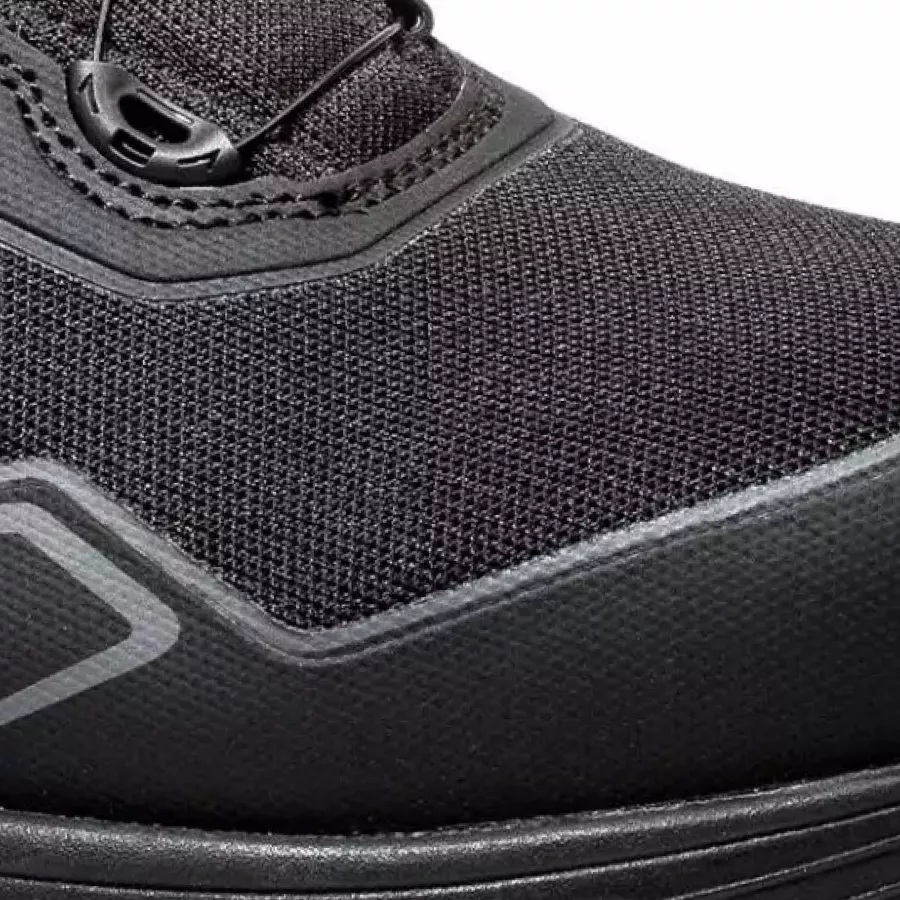 **Atmungsaktives Gewebe** sorgt für Luftzirkulation, um den ganzen Tag über ein frisches, kühles Gefühl zu bewahren.