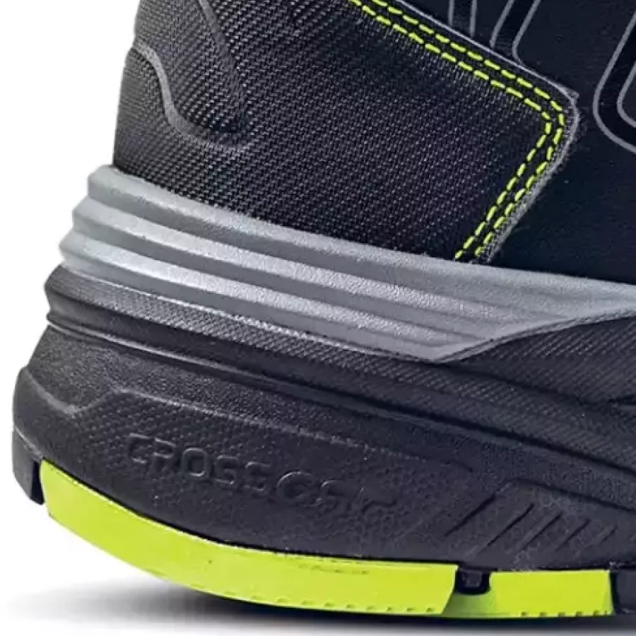 **Durchtrittsicherheit** gibt Ihnen Vertrauen auf unebenen Untergründen, indem sie verhindert, dass scharfe Gegenstände durchdringen.