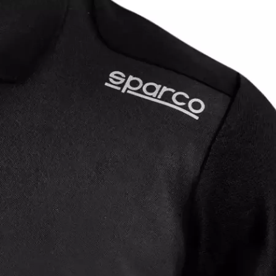 **Verstärkte Schultereinsätze** sorgen für dauerhafte Robustheit dort, wo sie am meisten benötigt wird, für lange Haltbarkeit unter Belastung.