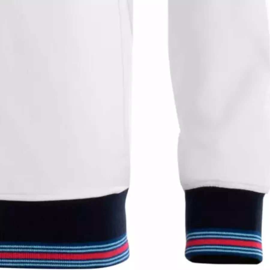 **Bündchen und Saum aus Rippstrick** sorgen für einen sicheren, flexiblen Sitz, der die Wärme hält und den ganzen Tag über eine klare Silhouette bewahrt.