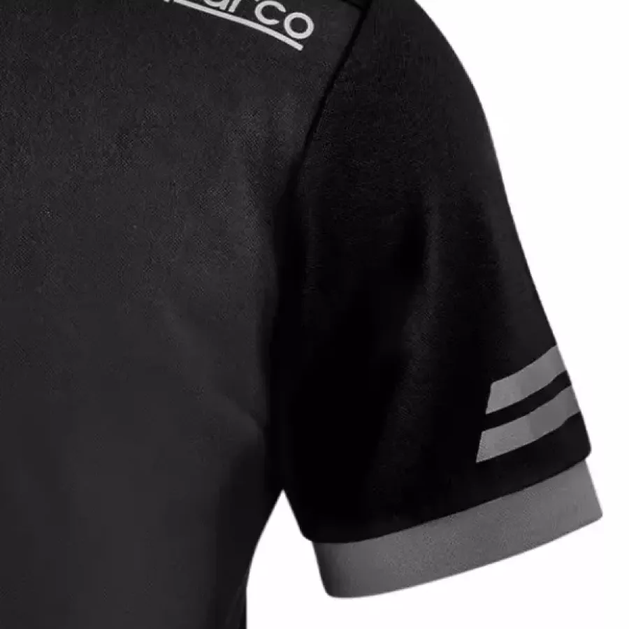 **Kurze Ärmel** halten Sie kühl und engen nicht ein, sodass Sie sich bei jeder Aufgabe oder Fahrt frei bewegen können.