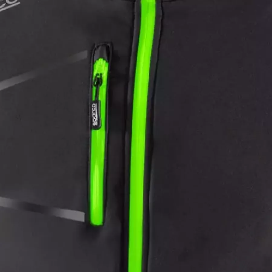 **Zipper Pockets** secure your essentials on the move so you can focus on the drive or the day ahead.