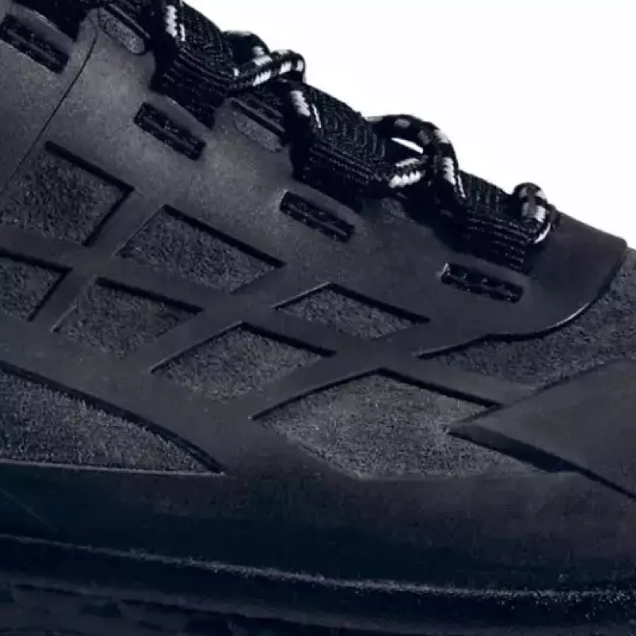 **Water-Repellent Microfiber Construction** keeps your feet dry and comfortable in wet conditions.