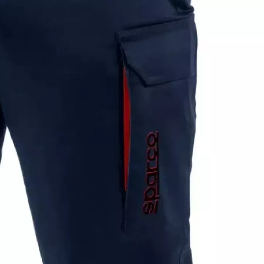 **Multiple Pockets** keep your everyday tools and essentials organized and within easy reach.