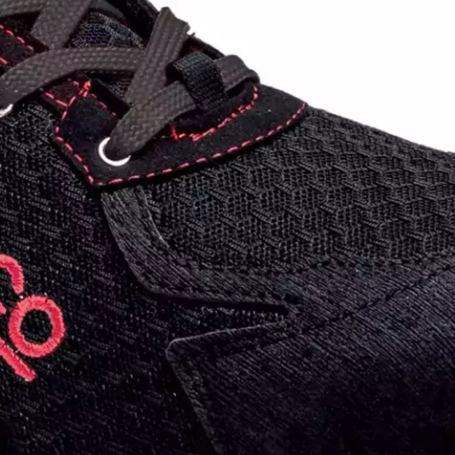 **Die durchtrittsichere Sohle** bietet zuverlässigen Schutz von unten, damit Sie auf jedem Untergrund sicher arbeiten können.